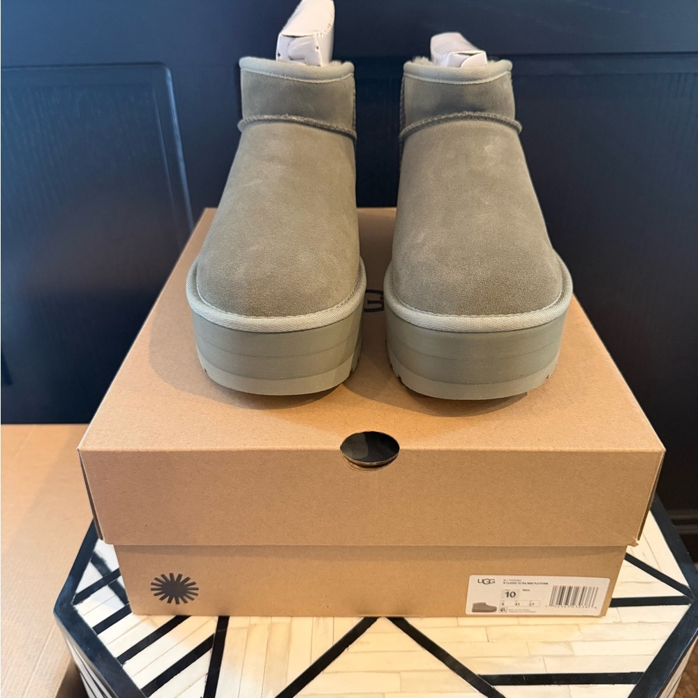 🌿 UGG Classic Ultra Mini Platform – Moss Green – Women’s 10 – NWT Box